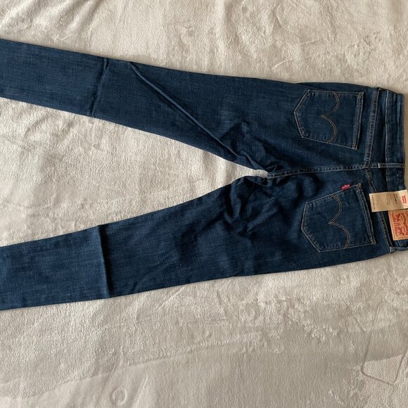 NEW. Women's Size 4 short, Levi's 711,  Distressed, Dark Wash, Hypersoft jeans. - Picture 3 of 15